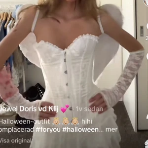 Vit korsett med spetsdetaljer - Säljer en superfin vit korsett med spetsdetaljer och snörning i ryggen. Perfekt för Halloween eller andra festliga tillfällen. Korsetten har tight plattform. Nyskick aldrig använd. Vingarna och ängelgrej på huvudet följer med 💕💕