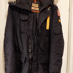 Parajumer  - Beskrivning  Svart jacka från Parajumpers. Med ikoniska Parajumpers och militärinspirerade detaljer kommer denna jacka att vara din följeslagare hela vintern.