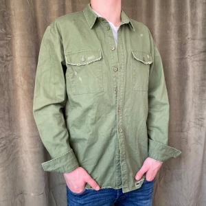 Overshirt med slitningar  - Tja! Säljer denna schyssta overshirt med slitningar! Den är i princip nyskick!! Vid minsta fråga eller fundering hör av er 🤝