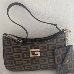 GUESS axelväska - Rymlig och fin GUESS väska köpt på Zalando. Nyskick endast använd ett par gånger. Priset kan diskuteras vid snabb affär. 