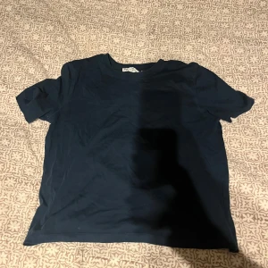 Mörkblå Zara t-shirt - Jätte fin t-Shirt från zara