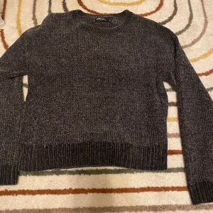 Mörkgrå stickad tröja från Sister Knitwear - Säljer en supermysig mörkgrå stickad tröja från Sister Knitwear (Newyorker). Endast använd en gång och säljer den för den inte passade. Tröjan är i mycket bra skick och passar perfekt till både vardag och mysiga hemmakvällar. 🖤