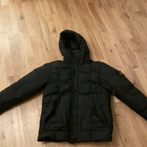 Stone Island Jacka som slutade tillverkas för flera år sedan. - Jackan passar dig som är mellan 175-185cm och väger mellan 60-75/80 kg Kvitto finns ej då den var en present. Nypris var cirka 11000kr. Jackan har en defekt, ett hål under vänster överarm som har lagats därav det låga priset.