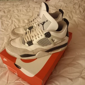 Air Jordan Military Black - Säljs i använt skick men fortfarande fräsha. Varma och sköna nu till vintern. Skriv privat för mer info!