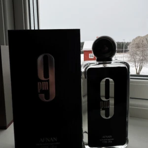 9 PM Eau de Parfum från Afnan - Hej! Säljer nu min annan 9pm och har använt kring 10 ml så 90/100ml kvar. Bra fruktig maskulin parfym som inte behöver så många sprays för att ge uppmärksamhet. Kartong följer med