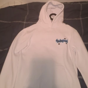 Hoodrich graffiti hoodie herr - Hej säljer hoodien för den var lite för stor den är storlek M och har varmt och skönt matrial som är bomull. Köpte denna på jd sport är som ny har inga skador använt den 2 till 3 gånger ba. då den inte passade så bra för mig.