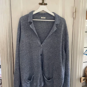 Ferrante kofta  - Kofta ifrån Ferrante i mycket fint skick, storlek 56. Tillverkad i linne och bomull.