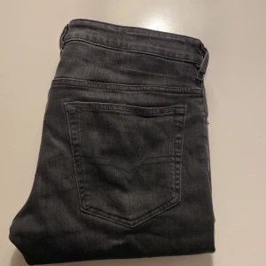 Svarta diesel jeans - Säljer ett par snygga svarta jeans i bra skick från märket Diesel. De har en taperad/slim passform. Kan gå ner i pris vid snabb affär 