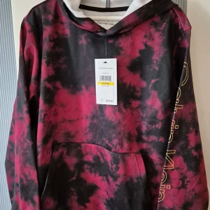 Calvin Klein helt nytt - Helt nytt set med tröja och byxor. Märke Calvin Klein i storlek M (10-12 år). Äkta, inköpt i New York men var för litet.  Hund finns i hemmet. 