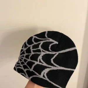 Svart mössa - Mössa me spindelnät mönster inga skador
