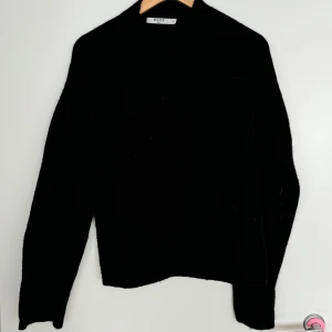Svart stickad Alpaca tröja från NA-KD - Säljer en supermysig svart Alpaca stickad tröja från NA-KD i storlek S. Tröjan har en klassisk design med långa ärmar och en hög krage med lagom vida ärmar. 