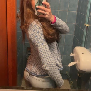 H&M Lågmidjade jeans - Hej, säljer ett par Lågmidjade H&M jeans som är för små för mig, de har inga fickor på baksidan. Super snygga 💗 Skriv privat ifall du har några frågor💞