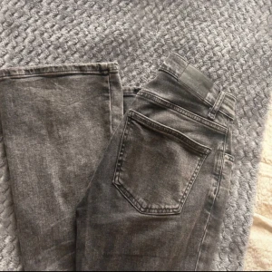 Lågmidjade jeans - Storlek 34/s Midjemått rakt över (bild 2) hur hög midjan är (bild 3)