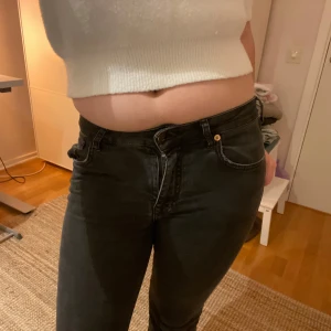 Jeans!! - Jättefina hel svarta jeans. Rätt så basic och super som basplagg. Säljer då de är för små i midjan för mig. Bootcut. Hör av dig vid frågor eller fler bilder! 🥰