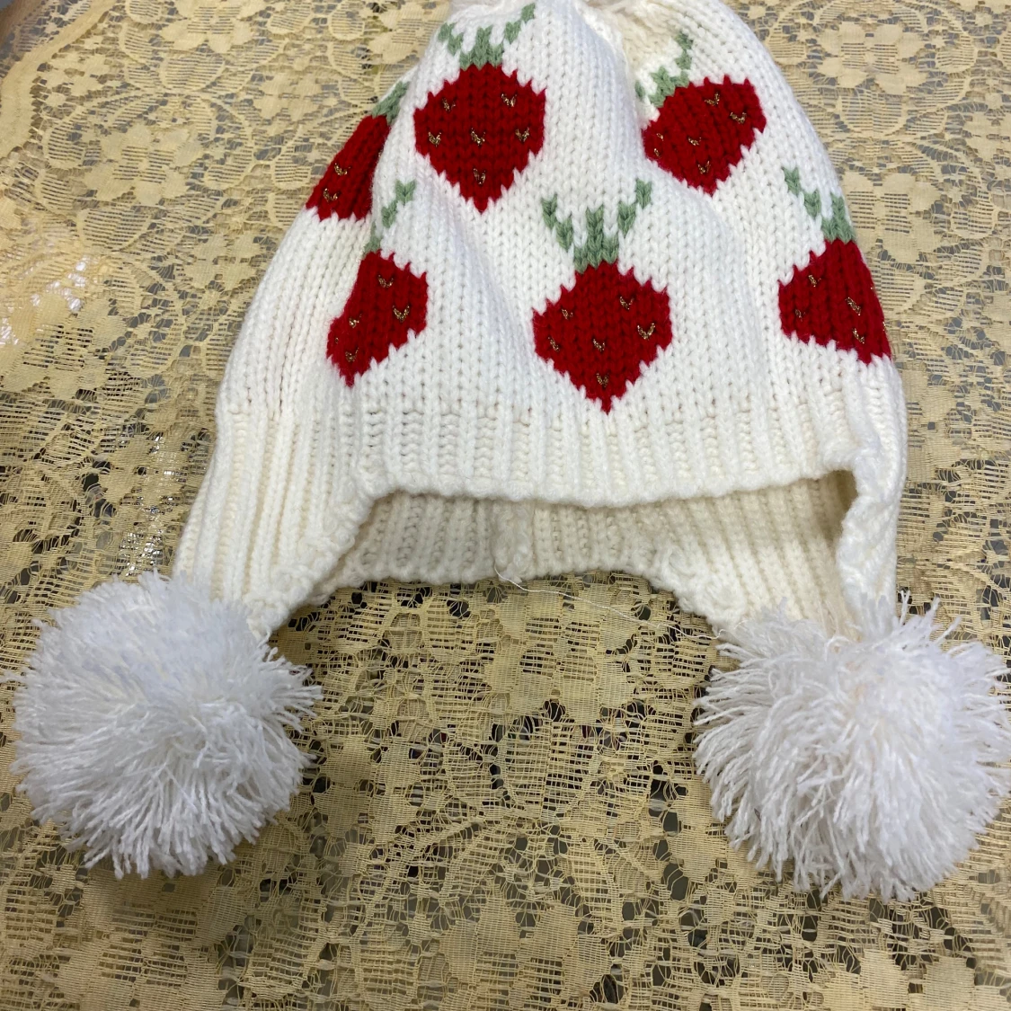 Stickad mössa med jordgubbsmönster - 91