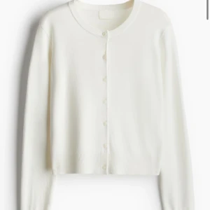 Fin stickad vit kofta ifrån H&M  - Jättefin vit fin stickad kofta från H&M! älskar materialet men gillar ej färgen! Jätteskön och mysig och bra skick