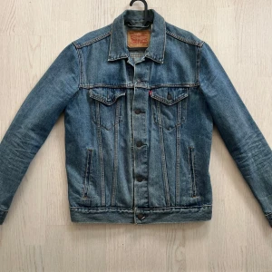 Levis Jeansjacka - En jeansjacka från Levis  Storlek M