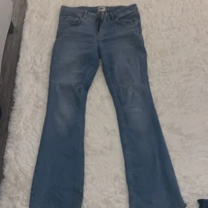 Blå jeans från Lager 157 - Säljer ett par snygga blå  jeans i bootcut-stil. De är i bra skick och har en klassisk femficksdesign. Perfekta för både vardag och fest! Passar till allt från sneakers till klackar.  Är låg midjade. 