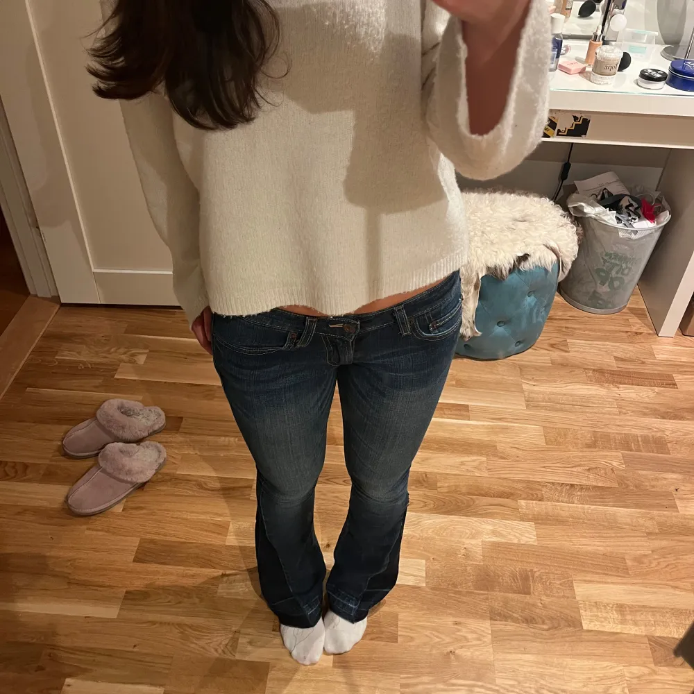 Väldigt lågmidjade jeans från ”Levis Too Superlow” i jättebra skick. Säljer då de inte kommer till användning. Innerbenslängden är 83cm och midjemåttet är 38cm. Står ingen storlek i dom men skulle säga att de passar S. Kom gärna med prisförslag❤️. Jeans & Byxor.