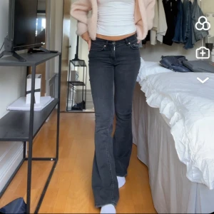 Svarta bootcut jeans - Säljer ett par snygga svarta bootcut jeans i mycket bra skick. Perfekta för både vardag och fest! Passar bra till en enkel topp eller en mysig tröja💗