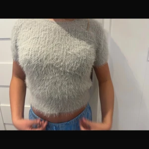 Grå trekvarts tröja🔥😻🙌 - Den mysigaste tröjan jag vet från Zara🥰 Den är nog mer XS än S. Det är en trekvarts T-shirt som är en magtröja🙌😻🌟 Inga fläckar i bra skick👍 Säljer för att den inte används🤍 Den är nästan helt oanvänd därför priset!