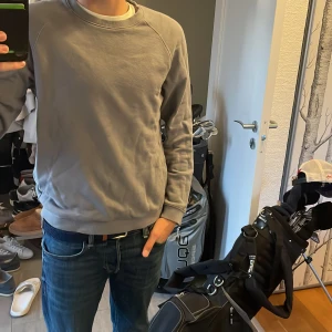 Grå/blå sweatshirt från H&M - Säljer en grå/blå sweatshirt från H&M i storlek S. Den är i bra skick och perfekt för både vardag och avslappnade tillfällen. Tröjan har en normal passform och är tillverkad i 100% mjukt bomull. Perfekt för höst och vinter!