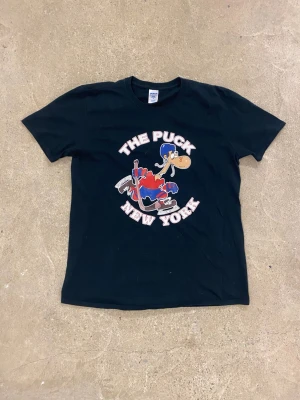 Vintage T-shirt  - En vintage Tshirt i storlek L. T-shirten är i fint skick med inga skador eller fläckar. Vid fler frågor eller mått tveka inte att kontakta oss!