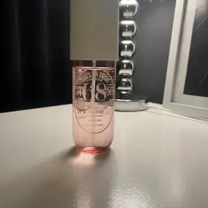 En härlig Hår och body mist som luktar fräscht och sött. Jag säljer den eftersom att jag är för känslig för lukten. Använd några gånger, 240ml, ordinarie pris : 449kr, ny pris : 300kr