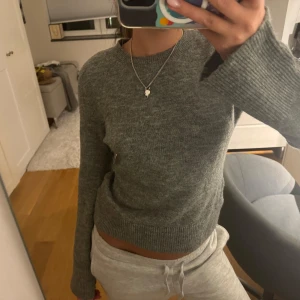 Grå stickad tröja  - Grå stickad tröja från hm