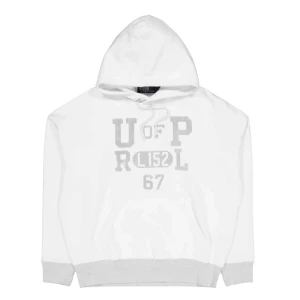 Vit hoodie från Ralph Lauren - Säljer en stilren vit hoodie från Ralph Lauren med grå text på framsidan. Den har en klassisk passform med huva och ribbade muddar vid ärmslut och nederkant. Perfekt för en avslappnad look eller kyliga dagar. 🕶️