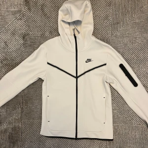 Nike tech fleece - ÄKTA helt ny Nike tech fleece. Skick 10/10. Nypris ca 1500:- Hör av dig vid minsta fundering 👍