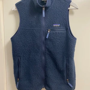 Patagonia väst storlek s - Storlek s väldigt bra skick bara lite smutsig men det fixar jag innnan jag skickar den. Väldigt grischig väst i ha till både sommar och vinter 