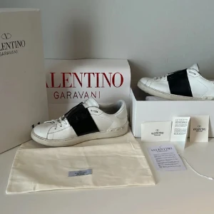 Valentino Garavani skor  - Säljer ett par snygga Valentino Garavani skor i färgen vitt och svart. Skorna är i bra skick perfekta för både vardag och fest. De är lite sönder back till men har varit så länge men inte gått sönder än (det går nog att limma ihop men har inte testat) Skorna är såklart äkta!