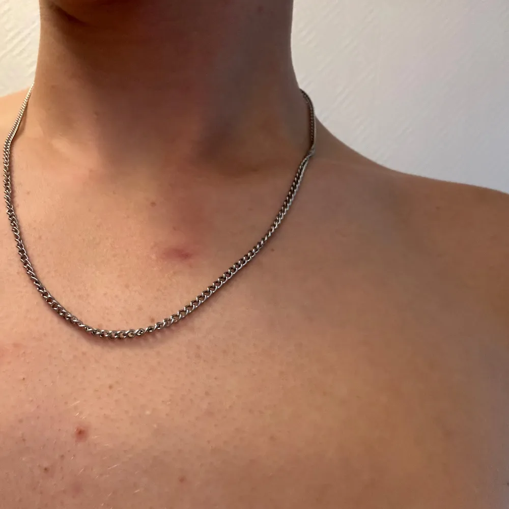 Ett silvrigt halsband i stål som jag inte använder längre och då ville jag bara bli av med den så jag säljer det ganska billigt   Priset är diskuterbart vid snabb affär och inget krångel. Accessoarer.