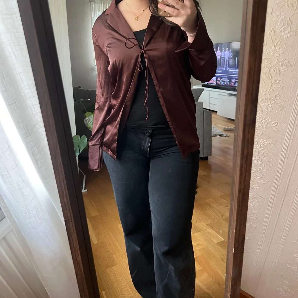 Brun blus i silke/siden från princess polly, köpt för 599, den är i nyskick. Puserot.