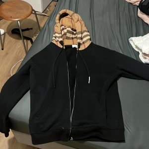 Burberry kofta  - Säljer den för att den är för stor för mig. Den är använd några gånger och är i gott skick
