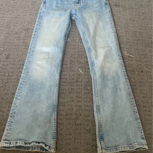 Bootcut jeans  - Säljer ett par jeans från Gina i storlek 32 som är använd få gånger