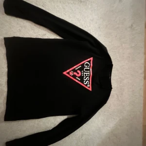 Guess tröja svart - Svart guess tröja mycket fin 