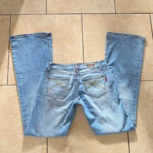 Lågmidjeade bootcut jeans  - Säljer att par lågmidjade bootcut jeans i en jättefin ljusblå tvätt. Jeansen är vintage och märket är Trang Minh Theu. Pris kan diskuteras vid snabb affär💕 Midjemått: 37 cm Innerbensläng: 81cm (Har inga bilder med de på då de inte passar)