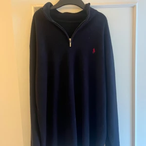 Ralph Lauren kasmirtröja - Säljer en supermjuk och lyxig svart kashmirtröja från Ralph Lauren. Perfekt för kyliga dagar när du vill vara både stilren och bekväm. Tröjan är något nopprig, något som lätt kan fixas. Bortsätt från det, super bra skick. Tröjan är Storlek M och i 100% Kashmir. Hör av er vid frågor! 