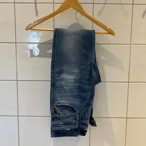 Ett par nästintill oanvända Replay jeans i storlek 29 34. Det finns inga tecken på användning, och byxorna är i nyskick.   Nypris: 1799 kr Mitt pris: 549 kr  Jeansen köptes från Boozt. 