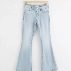 Hög midja flared jeans från Lindex! (Stl 164)  - Stretchiga och flared jeans som ny! Har använt en gång. Frakt: tillkommer