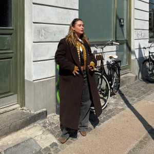 Oversized Kappa Brun - Relaxed fit i ullblandning. Krage med slag och dubbelknäppdesign. Ficka på vardera sida. Bara använd 2-3 gång och köptes för 1399:- pris kan diskuteras skicka gärna en förfrågan. 