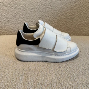 Alexander McQueen sneakers - Bra skick, högerskon saknar innersula därav bättre pris