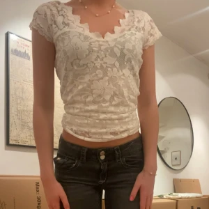 Vit spets blus - Vit spets blus i väldigt bra skick, säljer för att den inte kommer till användning.