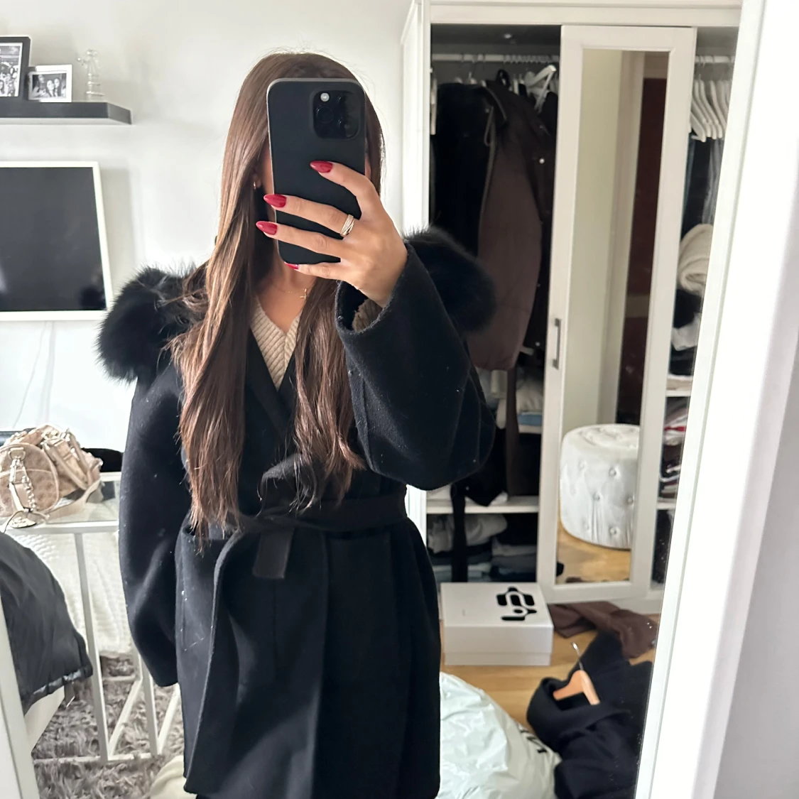 Svart kappa med pälshuva - 90