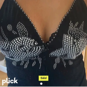 𝓢ö𝓴𝓮𝓻 exakt likadan topp - 𝓢ö𝓴𝓮𝓻 likadan topp som på bilden💋💋 såldes på plick för längesen så hmu om du har en kan paya mke. Bildcred @Bella.sandqvist på plick
