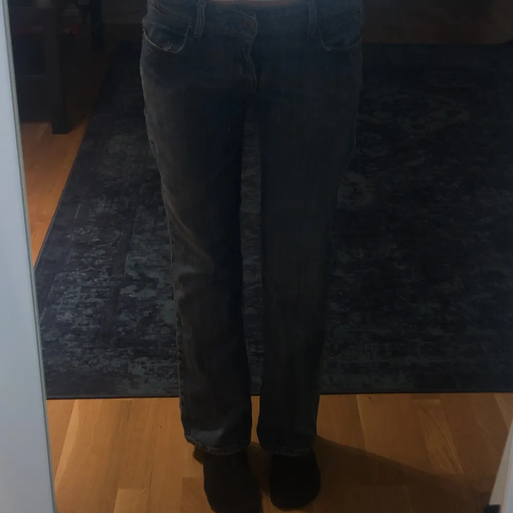 Säljer ett par klassiska Levis 570 jeans i straight fit. De är blå och har en snygg, avslappnad stil. Perfekta för vardagsbruk och passar till det mesta. Jeansen har en knappgylf och fem fickor.Jeansen har bara en eyeliner fläck innuti men syns ej när man har de på sig!Säljer de eftersom jag ej använder de❤️💕kontakta om du har frågor!. Jeans & Byxor.