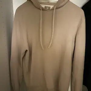 Stickad hoodie från boggi Milano i väldigt bra skick. Nypris ligger på 2000. Endast använd ett fåtal gånger