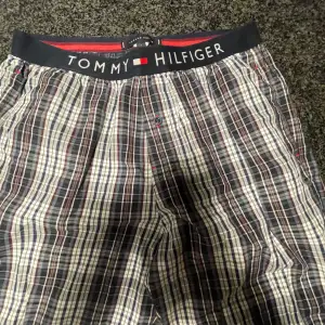 Säljer ett par snygga rutiga byxor från Tommy Hilfiger i storlek S. Byxorna har ett klassiskt rutmönster i blått, vitt och rött med en bekväm resårmidja där märkesnamnet syns tydligt. Perfekta för en avslappnad stil eller som mysbyxor hemma. Nypris cirka 750, mitt pris 400. Knappt använda och priset är inte hugget i sten! Bara att fråga vid minsta fundering. Går att lösa bilder när plagget sitter på också👍